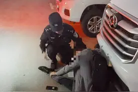 男子酒后醉卧路边 滁州民警及时救助图片