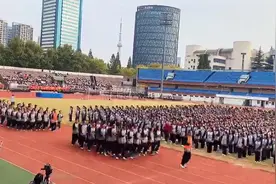 壮观！杭高运动会94个班5000多人集体跑操，校长蔡小雄领跑图片