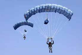 空降兵某旅组织高空翼伞训练图片