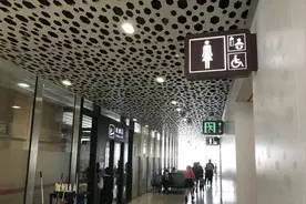 机场内该不该有吸烟室，卫健委和建造公司杠上了图片