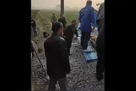 湖北天门两车相撞致5死9伤：货车碎石撒落在侧翻的农用车上图片