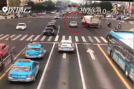 你抢我也抢 撞了咋定责？