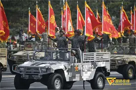 我们在战位报告丨陆军第82集团军“铁军旅”：永不褪色的战旗图片