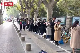 一座难求！河南省图书馆门外排起“长龙”图片