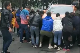 城管执勤被卷入车底 10多名市民徒手抬车救人 他含泪致谢图片