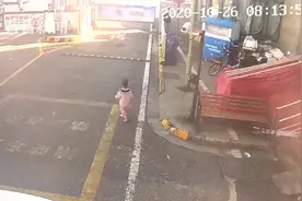 “妈妈，妈妈”寒风中女童光脚“离家出走”幸好遇到了他们……图片