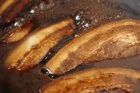 炖肉的浮沫，是精华还是脏东西，老厨师：做错肉就难吃了图片