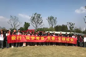 下沙中学七年级师生沿江毅行12公里，“人人365千米”开跑仪式举行图片