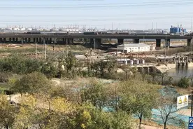 天津铁路桥坍塌事故已致8人死亡，遇难者有4名山东人，有家属赶到凭吊哭泣图片