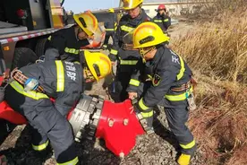 天津救援人员全力投入南环铁路维修坍塌事故现场救援图片