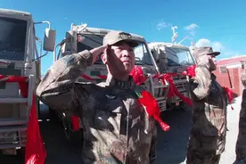 高原汽车兵的最高礼遇！军车笛声齐鸣向退伍老兵致敬图片