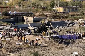 记者探访天津南环铁路桥事故现场：桥上有侧翻挖掘机，遇难山东人中有2人为同村亲友图片