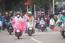 危险！南宁电驴大军“反穿衣”“挡风被”登场，挡住了风也藏下了祸根图片