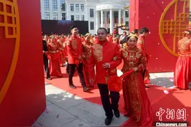 百对新人福州办集体婚礼 喜娘助阵展示地道福州婚俗图片