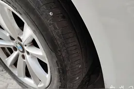 淮南：超市老板嫌宝马停门口碍事 往它“身上”扎9根螺丝钉泄愤图片