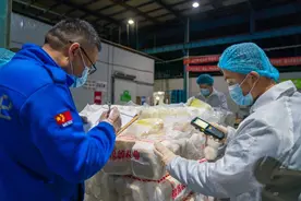 深夜，他们开始忙碌起来，200多吨食材将从这里运往进博会……图片