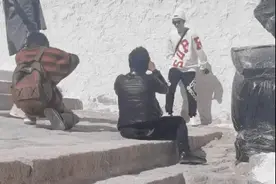 邓超给鹿晗拍照，像父亲带儿子出游，网友说：隔着屏幕都能感受到爱，可他拍照的技术真让人担心图片