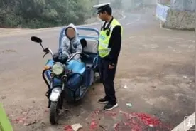 孙子胆大爷爷心大！11岁男孩骑着三轮摩托摇摇晃晃上路图片