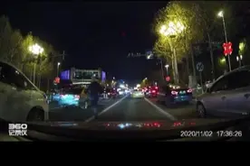 暖心一幕！晚高峰时段，这位小伙儿一路小跑为急救车“开道”图片