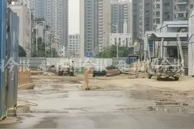 柳州一工地突发意外，工人被掉落土块击中胸部，并被其掩埋图片