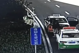 抡棍子、举凳子，大兴机场附近一出租车司机和乘客大打出手图片