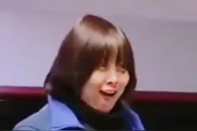 兵哥哥偷偷回家探亲，妈妈惊喜成表情包，回过神后激动到大哭图片