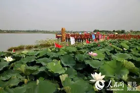 古代雨天“穿搭指南”图片