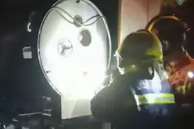 民警深夜巡街发现罐车燃料泄漏，求助消防排险视频封面