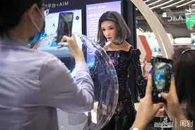 微软展台“小姐姐”版仿生机器人，酷炫像从科幻电影中走出来一般 | 进镜头图片