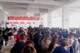 校长宣布撤销教师食堂？官方：师生一直共同用餐，视频为炒作视频封面