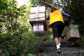 起舞的挑夫：身挑百斤担，快乐传游客