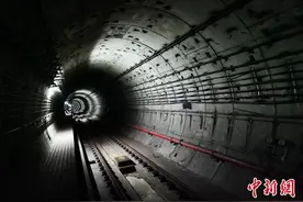 武汉网络施工人员挑灯铺设地铁隧道5G信号图片