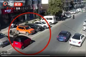 下车专注看手机，女司机忘拉手刹惹了祸图片