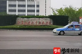 淮安一大学要求会计专业学生到电子厂流水线实习，否则毕不了业？图片
