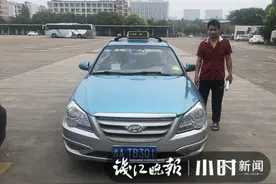 打工仔手被机器轧伤血流不止，晚高峰时间拦不到车，下沙的哥出现了图片