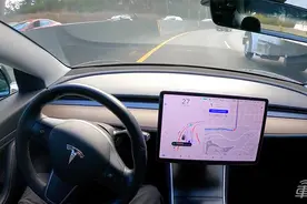 特斯拉FSD新功能：过窄路可以自动折叠后视镜图片