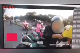 路遇交警执勤，奶奶怕被罚款丢下孙女回家“取头盔”图片