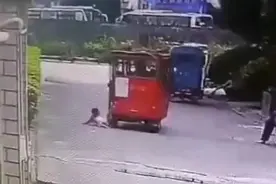 惊险！广西一幼儿园用三轮车送学生，一小孩从车上掉了下来图片