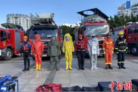 除了“火焰蓝”，“蓝朋友”的衣服还有这些颜色图片