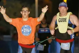 21岁男子成为首个完成铁人三项比赛的唐氏综合症患者图片