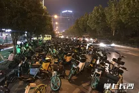 长沙共享电动车乱象丛生，堵路更堵心图片