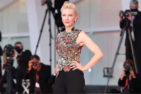 时尚中国丨盛装点亮金狮之城：女王的羊毛裤图片