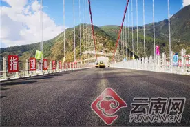 香丽高速金沙江特大桥路面沥青铺筑完成图片