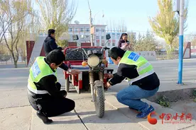 甘州龙渠乡：小小反光贴 守护生命“大安全”图片