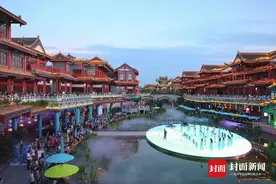 云投诉丨夫妻俩游四川眉山水街被无人机砸伤 找不到肇事者该谁担责？图片