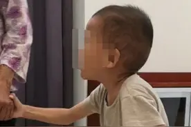 深圳2岁半男童2000多度近视、驼背、消瘦，经基因检测确诊为“天才病”图片