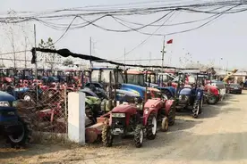 挤满二手农机的山东徐蒲坦村 1000户村民200户都在卖农机图片