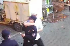 “你知道我爸是谁吗”！北京一饭馆门口，男子抱摔民警图片