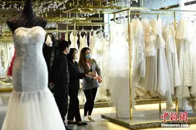 中国“90后”渐入结婚高峰 自嗨式婚礼突显个性图片