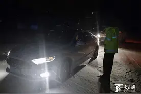风雪突降私家车被困玛依塔斯风区 额敏高速交警火速救援图片